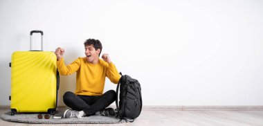 Bavullu gezgin, hava uçuşuna hazırlanıyor elleri izole edilmiş beyaz arka planda dans ediyor. Hava yolculuğu kavramı