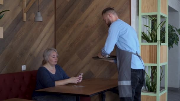 Restoranda Veya Kafede Çalışırken Küçük Bir Bahşiş Alan Hayal Kırıklığına — Stok video