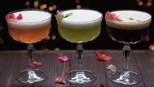 Tre Glass Med Cocktail Dekorert Med Blomster Baren Lukk – stockvideo