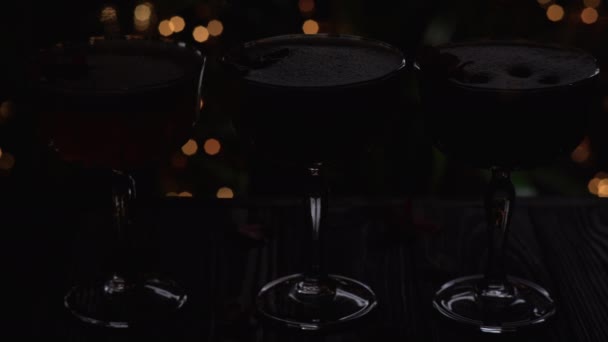 탁자에 줄지어 알코올음료 클로즈업된 — 비디오