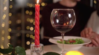 Birbirine aşık çiftler romantik bir akşam yemeği randevusu, sevgililer günü, yıldönümü konseptleri. Mum ışığında yemek, aşkım.