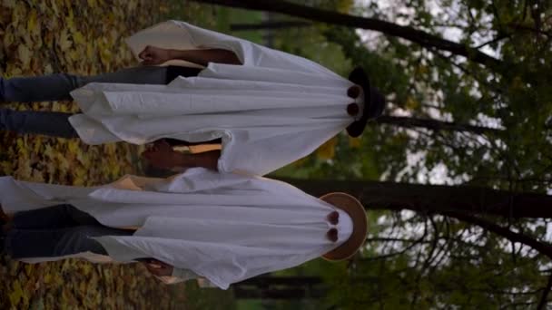 Par Personas Disfrazadas Fantasma Parque Otoño Bosque Fiesta Halloween Vídeo — Vídeos de Stock