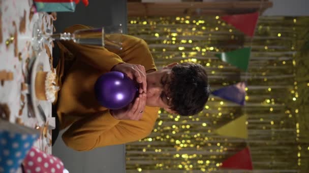 Ung Attraktiv Man Födelsedagshuvud Dölja Halv Ansikte Stor Violett Ballong — Stockvideo