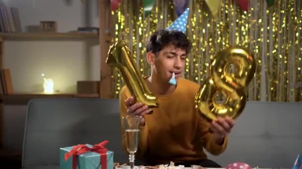 Jovem Com Balão Dourado Comemorando Seu Aniversário Dezoito Anos Casa — Vídeo de Stock