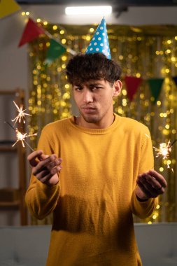 Kasvetli, maytaplı erkek öğrenci doğum gününü kutluyor, uykusuz bir gecenin ardından yorgun görünüyor, partideki arkadaşlarıyla buluşuyor. Boşluğu kopyala