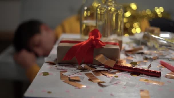 Pijany Mężczyzna Śpiący Domu Imprezie Kanapie Stół Szklankach Prezent Pierwszym — Wideo stockowe