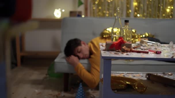 Пьяный Спящий Молодой Человек Вид Грязный Стол После Вечеринки Помещении — стоковое видео