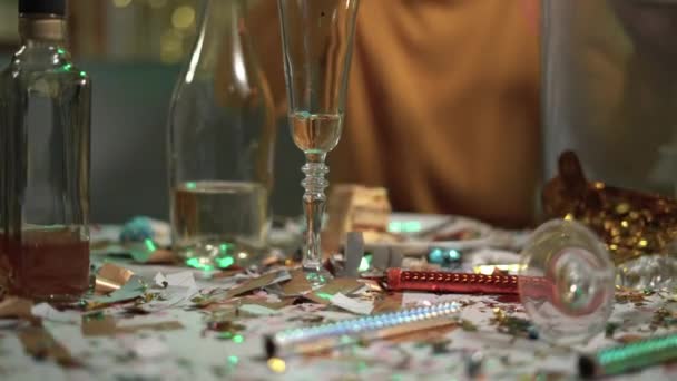 Limpieza Mesa Desordenada Después Fiesta Sobras Bebidas Derramadas Confeti Fuegos — Vídeos de Stock