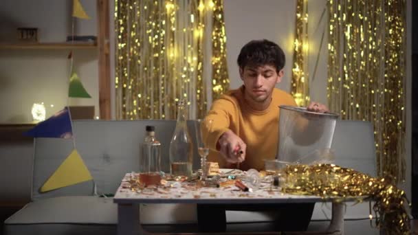Mladý Muž Úklid Špinavý Stůl Party Doma — Stock video