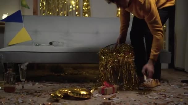 Brudna Podłoga Imprezie Człowiek Czyszczący Złotą Foliową Zasłonę Butelki Puste — Wideo stockowe