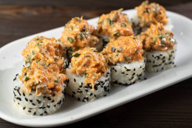 Suşi seramik tabakta. Makaki suşi seti en az düzeyde. Modern Japon menüsü konsepti. Boşluğu kopyala