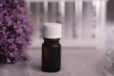 Doğal organik cilt ürünleri için lavanta, yağ ve malzeme özüyle yapılan laboratuvar deneyleri, biyoloji bilimi konsepti. Alternatif tıp Kaplıca. Boşluğu kopyala