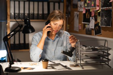 Özel dedektiflik bürosu. Kadın silah ipucuna bakıyor ve araştırmacıyı arıyor. Boşluğu kopyala