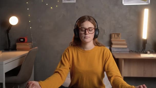 Studentă Stă Într Dormitor Colegiu Pat Într Poziție Lotus Într — Videoclip de stoc