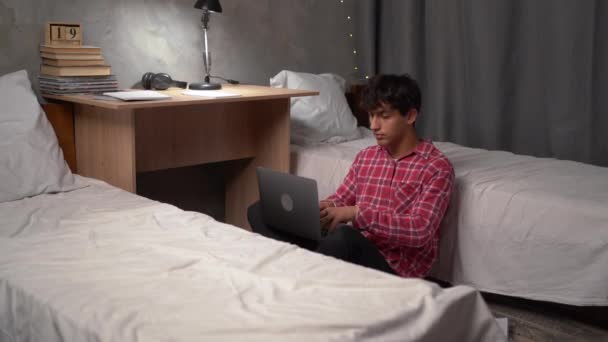 Focused Young Arab Student Sitting Floor College Dorm Studying Online — Stock videók