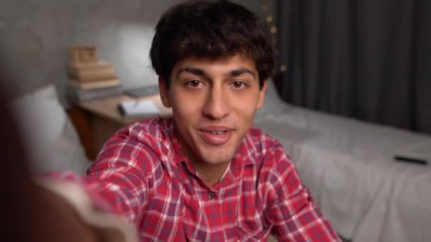 一个穿着红色衬衫的年轻快乐的阿拉伯学生用智能手机Pov进行视频通话的特写 人的生活方式概念 — 图库视频影像