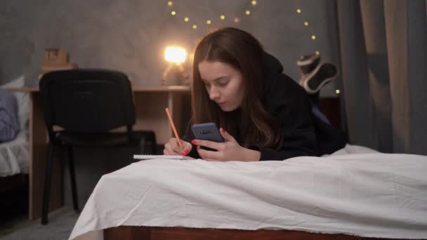 Студенческой Комнате Общежития Молодая Студентка Лежит Кровати Ищет Информацию Интернете — стоковое видео