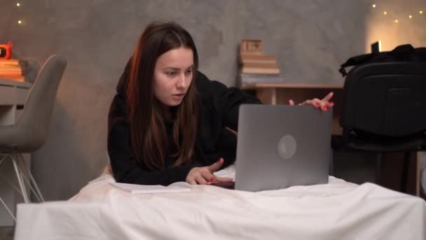 若い10代の女の子の学生のクローズアップ肖像画は 夜に大学の寮のベッドの上にあるビデオ通話を行います コピースペース 現実の生活 — ストック動画