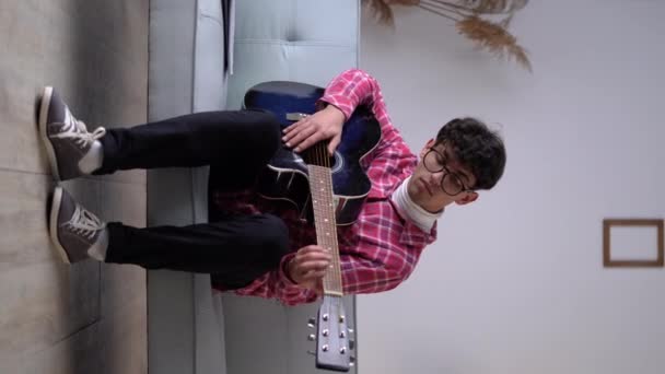 Young Man Music Coach Tutor Play Guitar Have Online Video — Vídeo de Stock