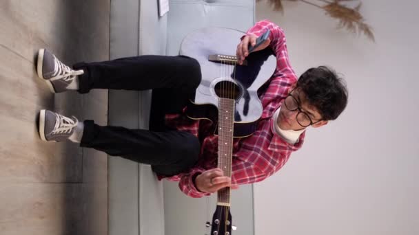 Молодий Арабський Чоловік Вчиться Грати Акустичній Гітарі Вдома Онлайн Класі — стокове відео