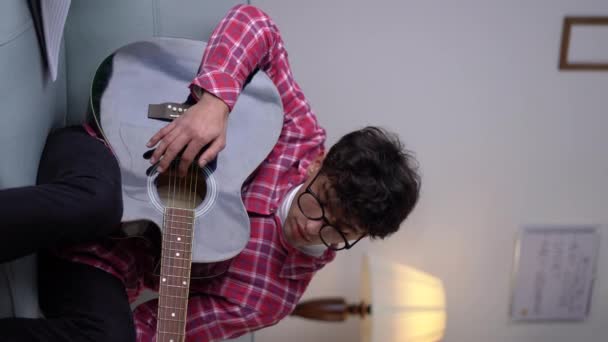 Pria Arab Tampan Duduk Sofa Dan Bermain Gitar Dengan Notebook — Stok Video
