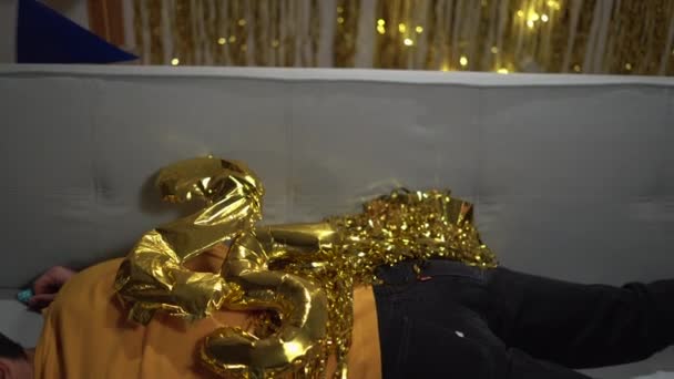 Close Man Sleeping Sofa Number Balloons Party Copy Space — Αρχείο Βίντεο