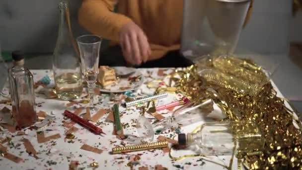 Saubermachen Unordentlichen Tisch Nach Der Party Reste Verschütteter Getränke Konfetti — Stockvideo