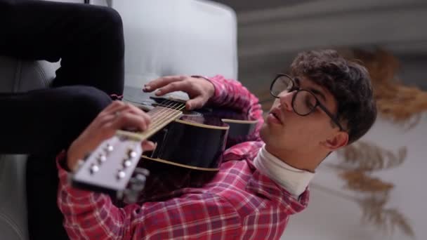 Урок Гітари Молодий Чоловік Грає Гітарі Вдома Вертикальне Відео Копіювати — стокове відео