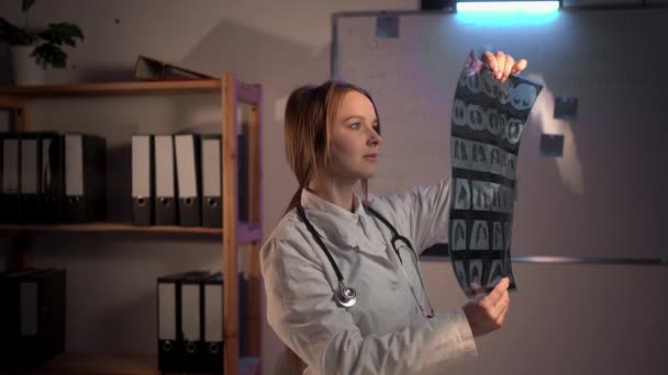 Intellectual Woman Healthcare Personnel Looking Body Ray Radiographic Image Scan — Wideo stockowe