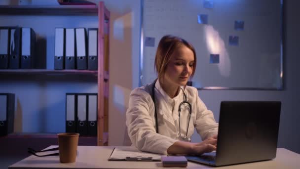 온라인 의사는 노트북 가젯을 사용하여 메시지 컨퍼런스 웹캠을 — 비디오
