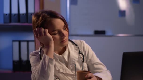 Exhausted Medical Personnel Sleeping Coffee Night Shift Late Night Medical — Vídeo de stock