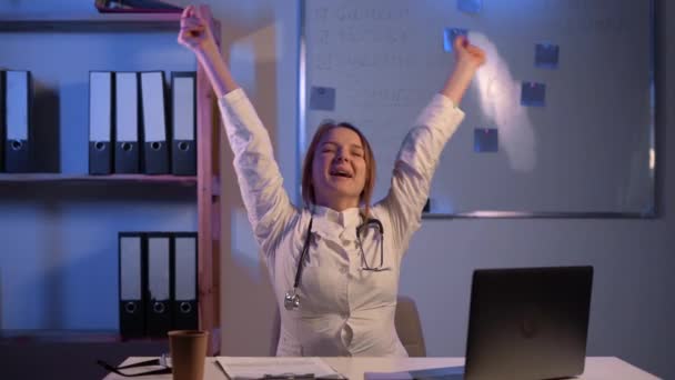 Жінка Лікар Позіхає Офісі Працюючи Нічній Службі Копіювати Простір — стокове відео