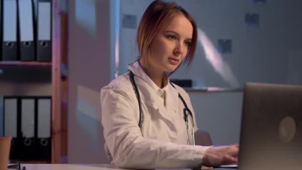 Female Doctor Working Laptop Computer Typing Information Paperwork Hospital Night — Vídeo de Stock