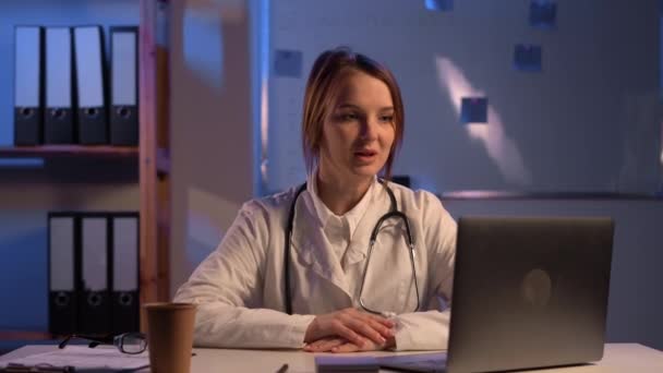 여의사가 근무중에 실에서 노트북으로 일하고 있습니다 — 비디오