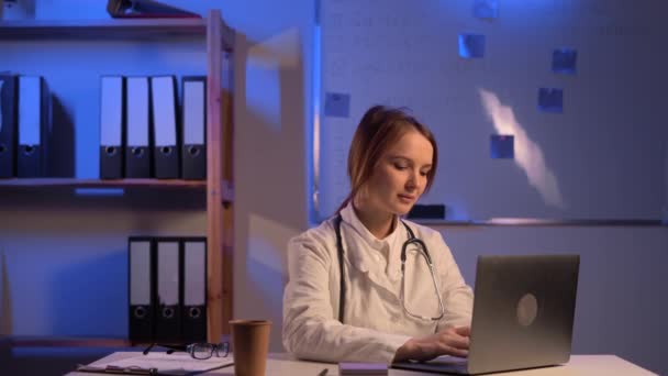 Female Doctor Use Laptop Computer Night Clinic Office Copy Space — Stockvideo