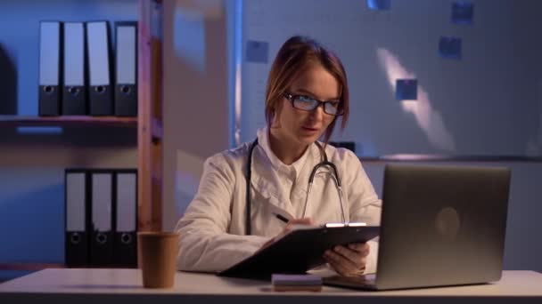 Doctor Hospital Office Working Laptop Night Copy Space — Vídeo de stock