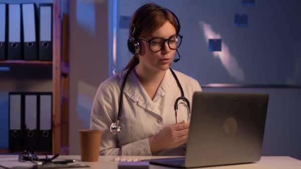 Young Doctor Vet Sitting Headset Headphones Her Desk Front Laptop — Stockvideo