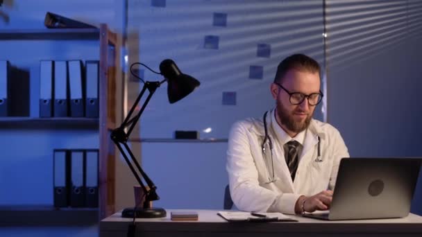 Serious Millennial Doctor Having Night Shift Copy Space — Vídeos de Stock