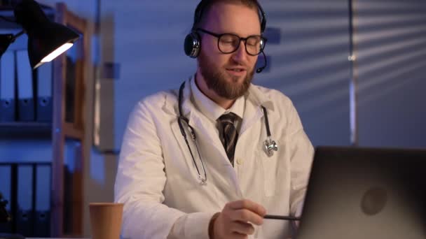 Happy Male Doctor Headset Working Night Shift Hospital Telemedicine Telehealth — Vídeo de stock