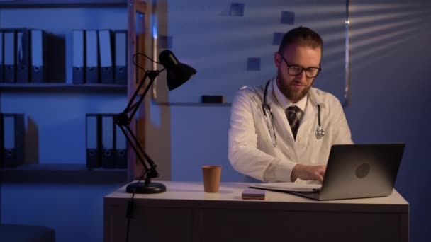 Male Doctor Working Using Laptop Clinic His Working Place Night — Vídeo de stock