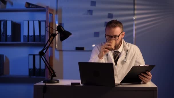 Lekarz Pracuje Biurze Nocy Laptopie Pije Kawę Przestrzeń Kopiowania — Wideo stockowe