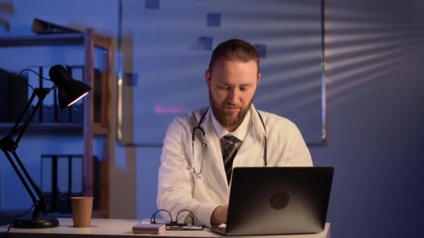 Unavený Doktor Dívá Notebook Natahuje Ruce Vzduchu Když Pracuje Noční — Stock video