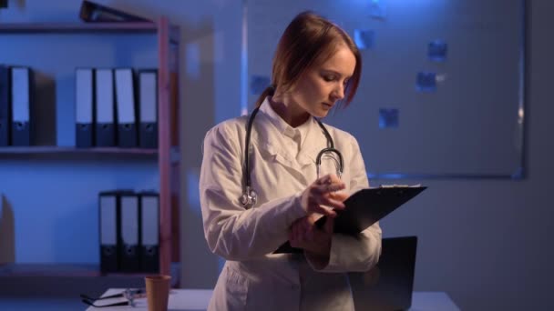 Ärztin Schreibt Arbeitsplatz Notizen Auf Das Klemmbrett Krankenhaus Kopierraum — Stockvideo