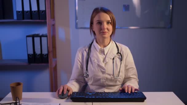 Arzt Konsultiert Patient Mit Video Chat Der Klinik Webcam Ansicht — Stockvideo