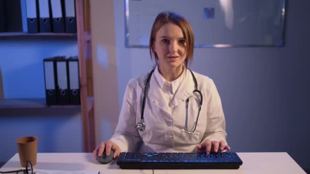 Молодий Лікар Консультує Пацієнта Допомогою Відеочату Клініці Вид Веб Камери — стокове відео