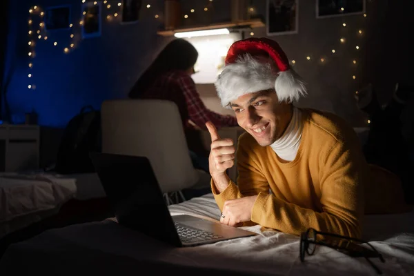 Młody Człowiek Pracujący Domu Boże Narodzenie Korzystający Nocy Laptopa Przestrzeń — Zdjęcie stockowe