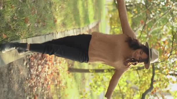 Stylowa Uśmiechnięta Młoda Kobieta Spacerująca Parku Ciepłym Swetrze Dziewczyna Patrzy — Wideo stockowe