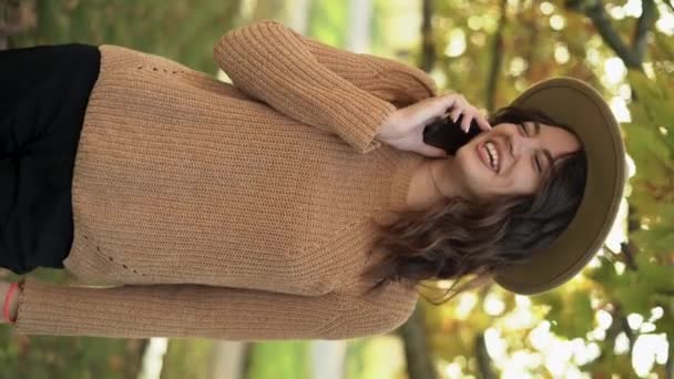 Ευτυχισμένη Νεαρή Γυναίκα Που Τηλεφωνεί Στο Κινητό Στο Πάρκο Του — Αρχείο Βίντεο