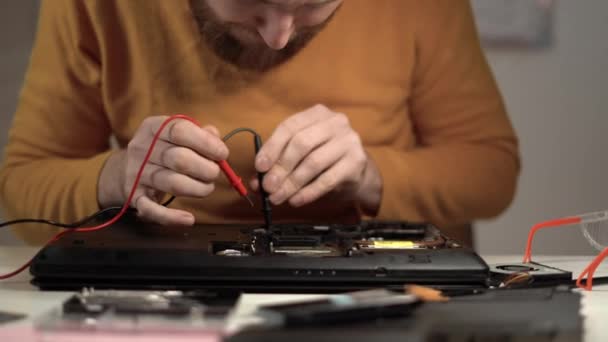 Technicien Concentré Occupé Réparer Ordinateur Portable Atelier Aide Multimètre Concept — Video