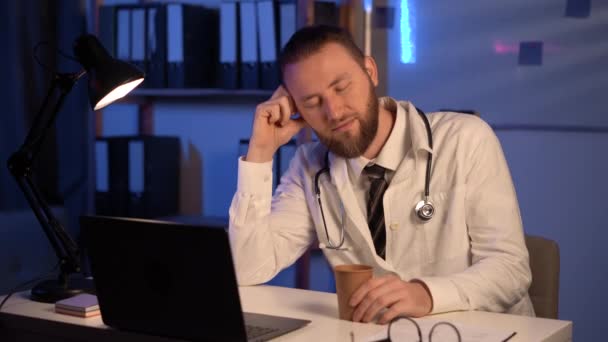 Сумний Нещасний Медичний Працівник Спить Тримаючи Келих Кави Чоловік Лікар — стокове відео